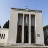 Pieghiamo verso destra, sul lato del nosocomio adiacente via Pende e arriviamo davanti alla pregevole chiesetta dell'ospedale, dedicata alla Vergine Immacolata